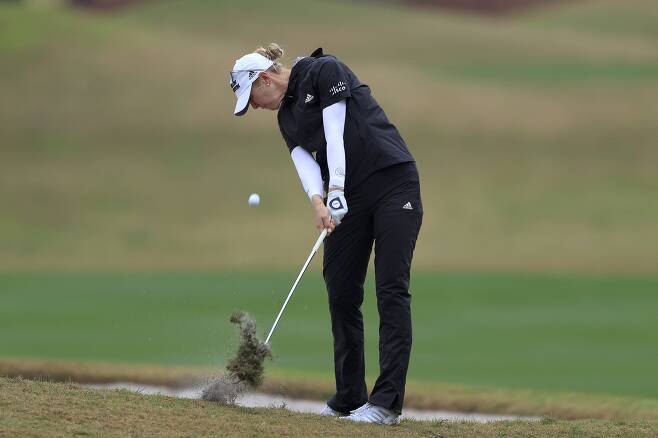 <YONHAP PHOTO-2336> LAKE BUENA VISTA, FLORIDA - JANUARY 23: Jessica Korda plays a shot on the fourth hole during the third round of the Diamond Resorts Tournament Of Champions at Tranquilo Golf Course at the Four Seasons Golf and Sports Club on January 23, 2021 in Lake Buena Vista, Florida.   Sam Greenwood/Getty Images/AFP == FOR NEWSPAPERS, INTERNET, TELCOS & TELEVISION USE ONLY ==/2021-01-24 07:36:25/ <저작권자 ⓒ 1980-2021 ㈜연합뉴스. 무단 전재 재배포 금지.>