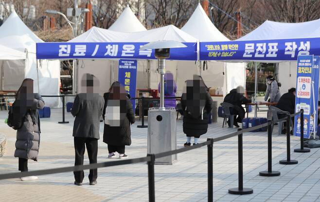 22일 부산시청 등대광장에 마련된 코로나 임시 선별검사소에서 시민들이 검사를 받기 위해 줄을 서 대기하고 있다./연합뉴스