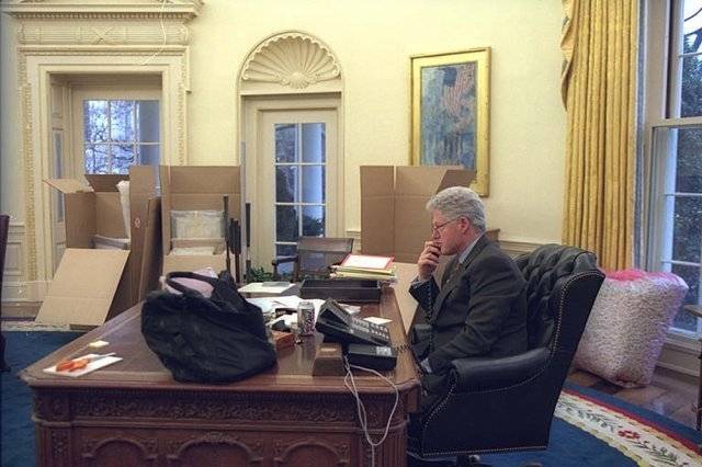 이사 전날 미국 대통령도 피할 수 없는 이삿짐 박스. 2001년 1월 19일 조지 W 부시 대통령 취임식 하루 전날 빌 클린턴 당시 대통령이 이삿짐 박스들을 옆에 두고 백악관 집무실에서 마지막 업무를 보고 있다. 사진 출처 미국 국립문서기록관리청(NARA)