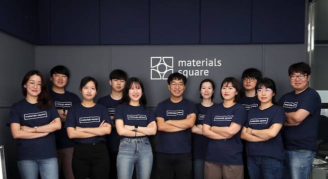 버추얼랩(Virtual Lab)은 클라우드 서비스를 통해 합리적인 가격으로 컴퓨터 시뮬레이션 플랫폼을 제공하는 국내 유일의 스타트업이다. 2016년 창업 당시 3명으로 시작해 지금은 12명으로 늘었다. 가운데가 이민호 버추얼랩 대표다. 버추얼랩 제공