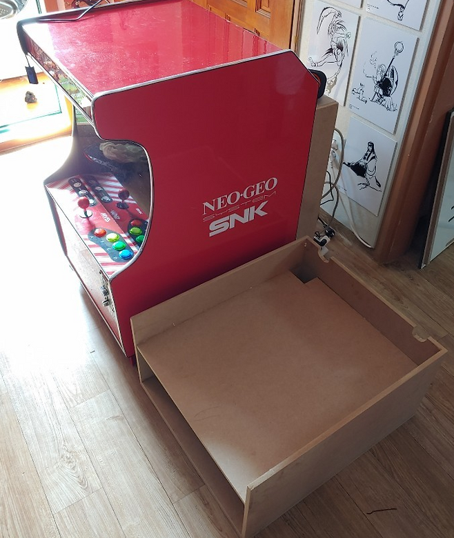 (게임기 옆에 나무 상자를 만들어 둔 모습)