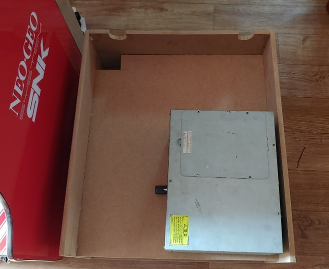 (게임기판을 올려놓으니 잘 맞는다. 안성맞춤이다)