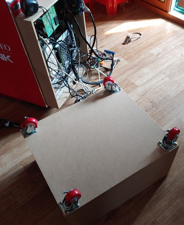 (사이즈가 잘 맞다는 걸 확인했으니 바퀴를 달아준다)