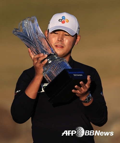 2021년 미국프로골프(PGA) 투어 아메리칸 익스프레스 우승을 차지한 김시우 프로가 우승 트로피를 들고 있는 모습이다. 사진제공=ⓒAFPBBNews = News1