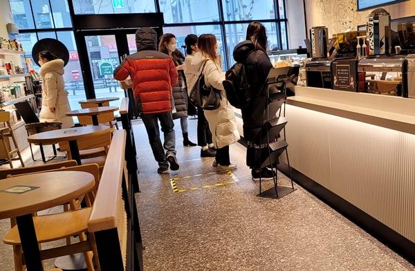 카페에서는 취식이 허용됐으나 대부분 줄을 서서 포장을 했다.