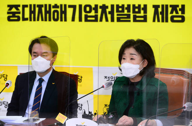 심상정 정의당 의원(오른쪽)과 김종철 전 대표. <한겨레> 자료사진