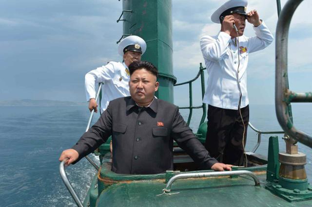 김정은 북한 국무위원장이 2014년 6월 동해 함대사령부 예하 잠수함 부대인 해군 제167군부대 시찰 당시 잠수함의 망루에 올라 전방을 응시하는 모습. 연합뉴스
