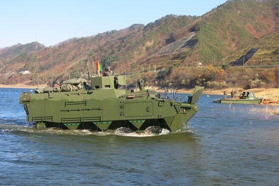 방위사업청은 육군이 사용할 '차륜형 지휘소 차량' 개발을 최근 마쳤다고 25일 밝혔다. 현대로템이 K808 보병 전투용 장갑차를 바탕으로 개발한 차량이다. 사진은 지휘소 차량이 강을 건너는 모습. [사진 현대로템]