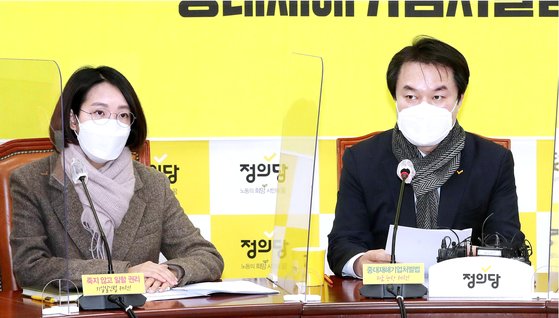 김종철(오른쪽) 정의당 대표가 지난 4일 국회에서 열린 대표단회의에서 모두발언을 하고있다. 같은당 장혜영 의원이 왼편에 앉아 있다. 오종택 기자