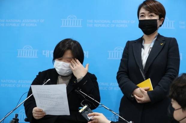 정의당 젠더인권본부장인 배복주 부대표(왼쪽)가 25일 국회 소통관에서 김종철 대표의 성추행 사건 관련 긴급기자회견 도중 눈물을 닦고 있다. 오른쪽은 정호진 대변인 (사진=연합뉴스)