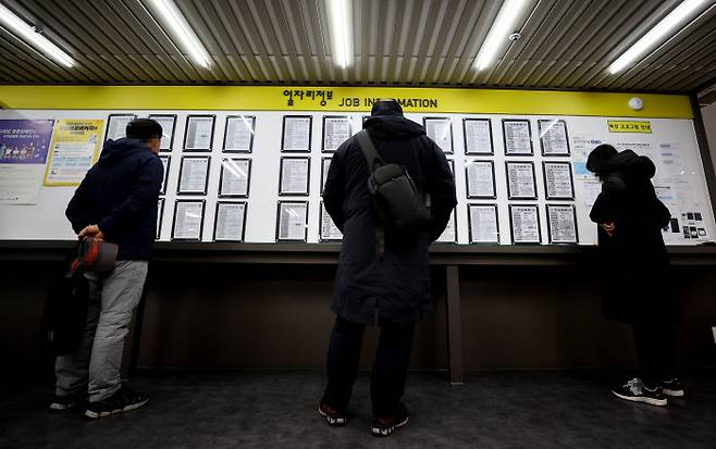 서울 마포구 서울서부고용복지플러스센터에 마련된 구인게시판에서 25일 시민들이 일자리를 살펴보고 있다.  연합뉴스