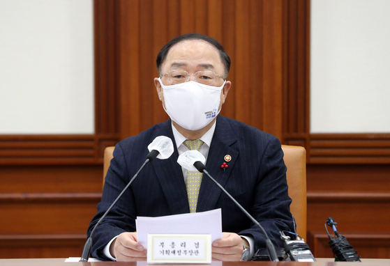 Finance Minister Hong Nam-ki speaks at a meeting to discuss measures for economic recovery from the Covid-19 pandemic at the government complex in central Seoul last Thursday. [YONHAP]