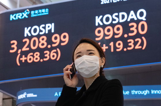 A digital signboard at the Korea Exchange in Yeouido, western Seoul, shows the Kospi closing at an all-time high of 3,208.99, up 68.36 points, or 2.18 percent, from the previous trading day on Monday. [NEWS1]