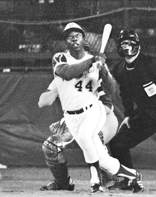미국 메이저리그의 전설적인 타자 행크 애런이 애틀랜타 브레이브스에서 활약하던 1974년 4월 8일, LA 다저스 투수 알 다우닝을 상대로 베이브 루스의 기록을 깨는 통산 715번째 홈런을 때려내고 있다. 흑인인 애런은 백인인 루스의 기록을 위협한다는 이유로 선수생활 동안 인종차별주의자들로부터 살해 협박편지 수십만 통을 받았지만 굴하지 않고 꾸준한 활약을 이어가 통산 홈런 755개를 기록했다.  AP연합뉴스