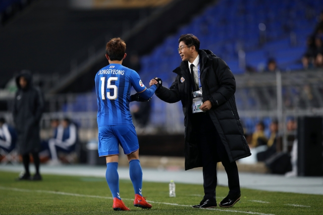 울산 현대 이동경(왼쪽)이 2019년 2월 19일 아시아챔피언스리그 페락과의 경기에서 골을 넣은 뒤 김도훈 감독에게 달려가 세리머니를 하고 있다.  한국프로축구연맹 제공