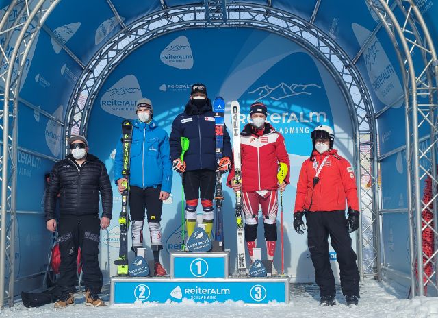 정동현(가운데)이 25일(한국시간) 오스트리아 라이터알름에서 열린 2020-2021시즌 국제스키연맹(FIS) 레이스 알파인 남자 회전에서 우승한 뒤 시상대 가장 높은 곳에 서 있다. 시상대 양쪽의 2~3위는 모두 개최국인 오스트리아 선수다. 연합뉴스