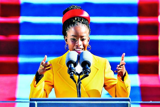 22세 흑인 여성 시인 어맨다 고먼이 지난 20일(현지시간) 미국 워싱턴 의회의사당에서 열린 조 바이든 대통령 취임식에서 축시를 낭독하고 있다. 로이터연합뉴스