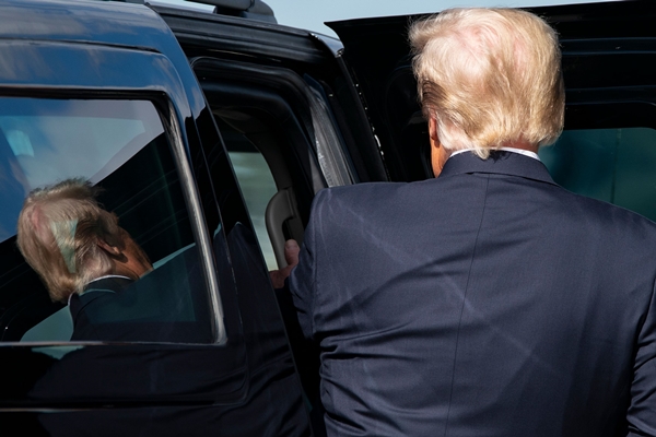 퇴임한 도널드 트럼프 전 미국 대통령이 지난 20일(현지시간) 플로리다주 팜비치에 있는 자신의 별장 마러라고에 도착해 리무진에 타고 있다. AFP 연합뉴스