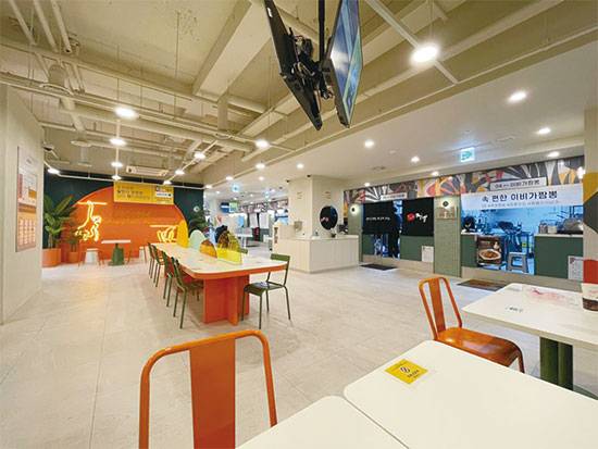 먼슬리키친은 역삼점, 강남점, 논현점 3개 지점 모두 1층에 푸드코트 같은 대형 취식 공간을 마련, 배달과 홀 영업을 병행한다.
<먼슬리키친 제공>