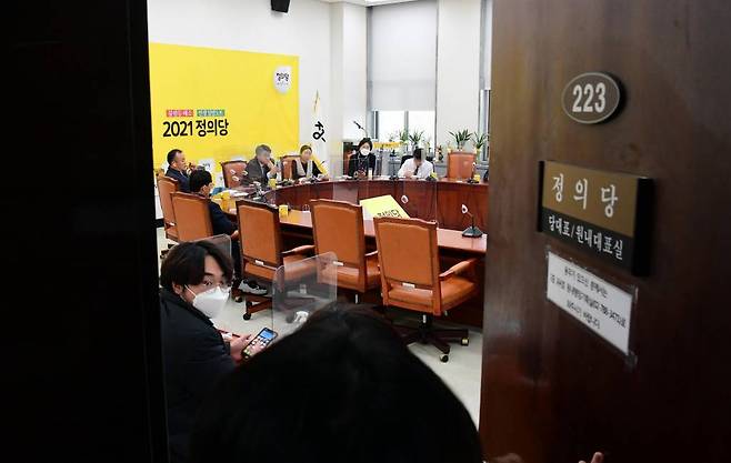 김종철 정의당 대표가 성추행 혐의를 인정하고 사퇴한 가운데 25일 서울 여의도 국회 정의당 당대표실에서 부대표단이 모여 회의를 하고 있다. / 사진=공동취재사진(뉴시스)