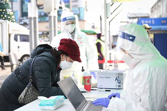 경기 여주시가 신종 코로나바이러스 감염증(코로나19)으로 침체된 지역경제를 살리기 위해 ‘신속 PCR검사 안심 5일장’을 전국 최초로 개장했다. / 사진제공=여주시