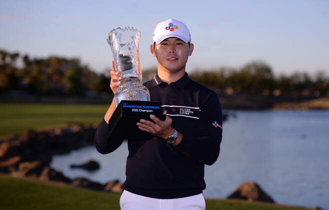 김시우가 25일 끝난 PGA투어 아메리칸 익스프레스 토너먼트에서 3년 8개월만에 우승을 차지한 뒤 우승컵을 들어보이고 있다.[USA 투데이]