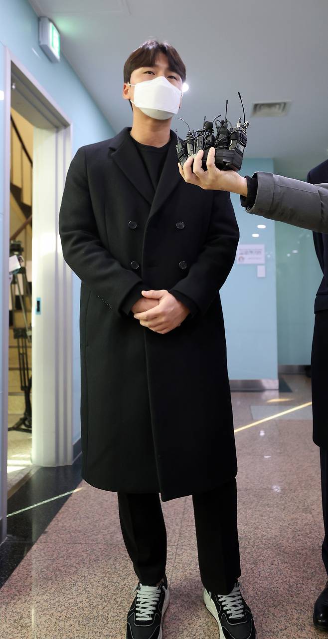 kt 위즈 투수 주권이 25일 서울 서초구 한국야구위원회 컨퍼런스룸에서 열린 연봉조정위원회에 참석하며 기자의 질문에 답하고 있다. 연합뉴스