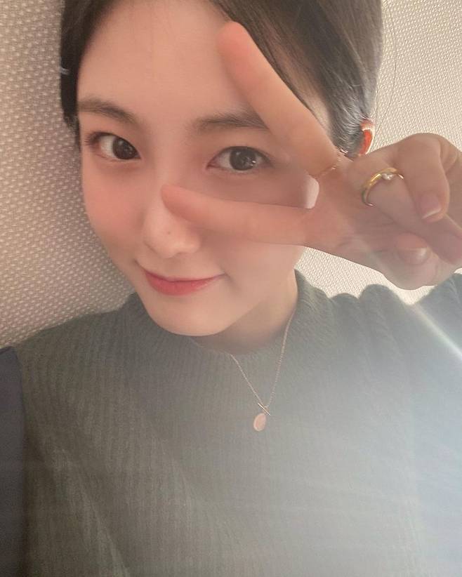 Actor Shin Ye-eun also showed off her beauty to the super-neighboring Selfie.Shin Ye-eun uploaded two photos to his Instagram on January 25 with the phrase Dog Dongle.In the photo, Shin Ye-eun is wearing a knit and V. Shin Ye-eun beamed and showed off his big eyes.The news says Han Jung-won
