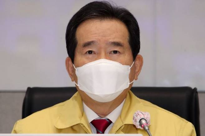 정세균 국무총리가 25일 오전 정부서울청사 중앙재난안전상황실 서울상황센터에서 영상으로 진행되는 신종 코로나바이러스 감염증(코로나19) 대응 중앙재난안전대책본부(중대본) 회의에서 발언하고 있다. 연합뉴스