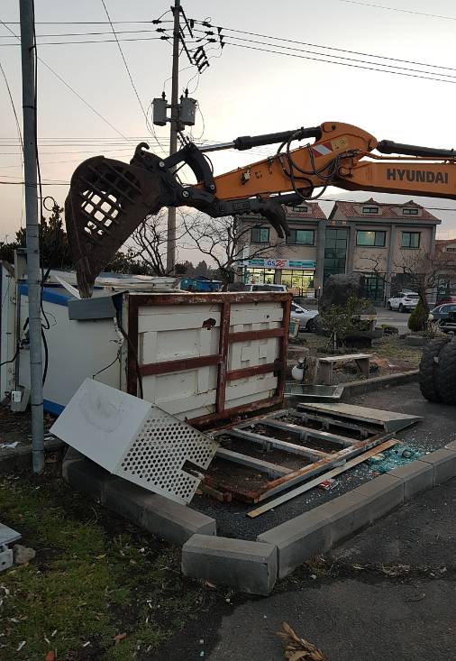 ATM 파손 사건 현장 모습. 독자 제공