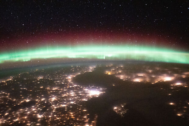2021년 1월 18일 루마니아 상공에서도 스칸디나비아 반도를 뒤덮은 오로라가 관측됐다. 발트해를 사이에 두고 있는 스웨덴과 핀란드의 밤하늘은 도시의 불빛과 오로라가 환상적 분위기를 자아냈다./사진=러시아 연방우주공사(Roscosmos)