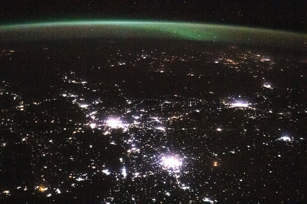 2021년 1월 13일 러시아 밤하늘에 오로라가 뒤덮여 있다. 국제우주정거장이 카자흐스탄 상공 424.8㎞ 상공에서 바라본 지구./사진=NASA