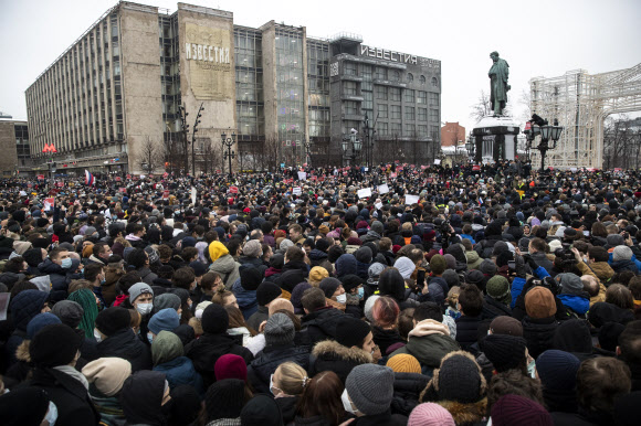 푸슈킨 광장 가득 메운 러 시위대  - 23일(현지시간) 러시아 모스크바 푸슈킨 광장에서 시민들이 모여 야권 운동가 알렉세이 나발니의 석방을 촉구하는 시위를 벌이고 있다. 이날 러시아 전역에서 벌어진 시위에서 3000명 이상이 체포된 것으로 알려졌다.모스크바 AP 연합뉴스