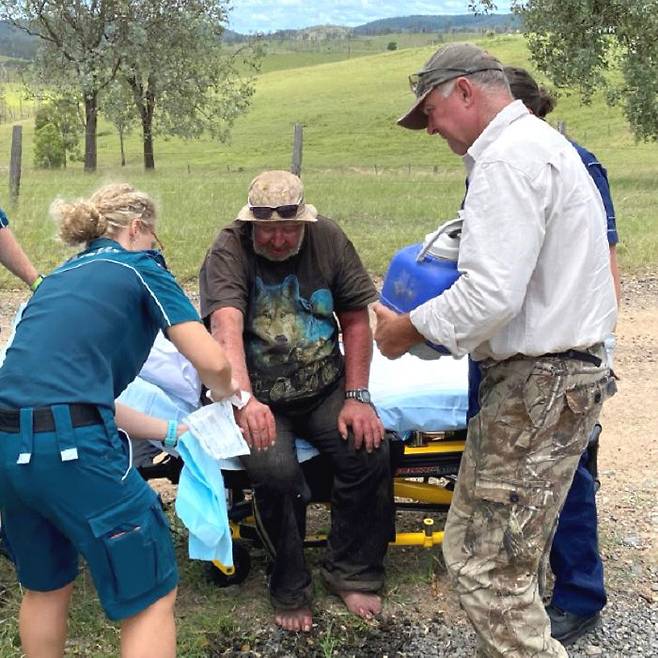 실종 신고가 접수된 지 18일 만에 구조된 호주 50대 남성(중앙)