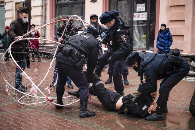 러시아 경찰이 24일(현지시간) 모스크바 중심가에서 야권 지도자 알렉세이 나발니와 그의 지지자들의 석방을 요구하는 시위대를 체포하고 있다./AP연합뉴스