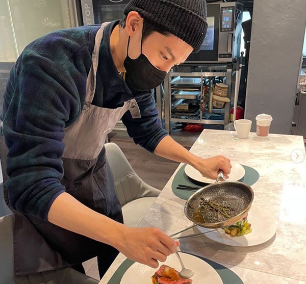 Group TVXQ Changmin showed off its Yoseknam charm.Changmin posted a picture on his instagram on the 25th with an article entitled Pretty helpful and good...#ibericoSteak.The photo shows Changmin cooking Steak. He puts the cooked Steak on a plate and puts the sauce on it.Changmin, who is focused on his arms and is full of blood, is a good player. Changmin, who is good at singing and cooking, is perfect.The netizens responded that Changmin who can not do it again, Is it for your wife? I envy you, and Changmin is cool today.Changmin, meanwhile, married a non-entertainer last October, who will join TVXQ Yunho and MC of Mnet entertainment Kingdom, which will be broadcast first in April.Photo Changmin SNS