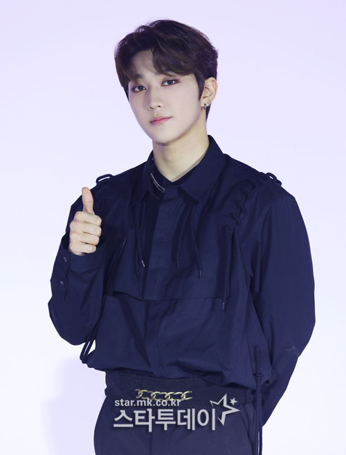 Singer Golden Child has a photo time at the showcase to commemorate the release of his fifth Mini album YES., which was broadcast live online on the afternoon of the 25th.Golden Child will release its fifth Mini album YES, including its title song Burn It, at 6 p.m. on the 20th. 