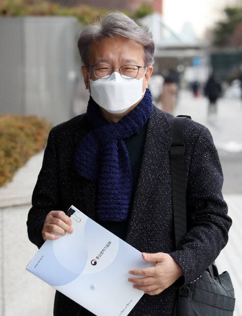 권칠승 중소벤처기업부 장관 후보자가 25일 오전 서울 영등포구의 한 빌딩에 마련된 청문회 준비 사무실로 출근하고 있다. (사진=뉴스1)