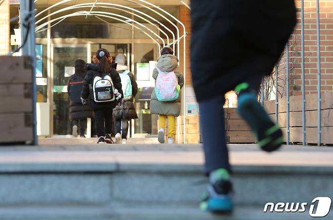 서울의 한 초등학교에서 학생들이 2020년 12월14일 2학기 마지막 등교를 하고 있다. 2020.12.14/뉴스1 © News1 이성철 기자