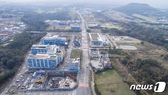 제주국제자유도시개발센터(JDC)가 26일 홈페이지 등에 공개한 '제주국제도시 조성을 위한 JDC 미래전략' 용역보고서를 분석한 결과 JDC가 추진한 국제자유도시 프로젝트 가운데 면세사업을 제외한 주요사업 모두 적자를 기록한 것으로 나타났다. JDC가 조성한제주시 아라동 첨단과학기술단지 전경. © News1