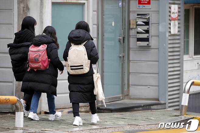 26일 오후 서울 시내의 한 초등학교에서 학생들이 하교하고 있다. 26일 교육부가 발표한 2021년 교육부 업무계획에 따르면 초등학교 저학년부터 우선 등교수업 확대를 추진하기로 했다. 2021.1.26/뉴스1 © News1 이승배 기자