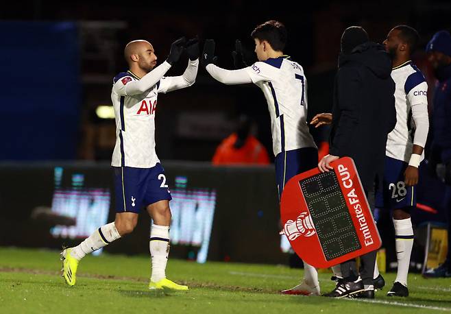 Soccer Football - FA Cup - Fourth Round - Wycombe Wanderers v Tottenham Hotspur - Adams Park, High Wycombe, Britain - January 25, 2021 Tottenham Hotspur's Son Heung-min comes on as a substitute to replace Lucas Moura REUTERS/Hannah Mckay
<저작권자(c) 연합뉴스, 무단 전재-재배포 금지>