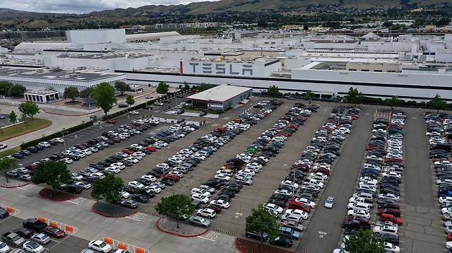 11일(현지 시각) 미국 전기자동차 업체 테슬라의 일론 머스크(48·사진) 최고경영자(CEO)가 공장 가동을 재개했다. 미국 캘리포니아주 프리몬트에 있는 테슬라 공장은 이날 주차장에 직원들의 차량이 가득했다. 도널드 트럼프 미국 대통령이 12일(현지시간) 전기자동차 업체 테슬라의 캘리포니아주 공장 가동 재개를 공개적으로 촉구했다. 트럼프 대통령은 이날 트위터에서 "캘리포니아는 지금 당장 테슬라와 머스크가 공장을 열게 해야 한다"며 "그것(공장 재개)은 빠르게 안전하게 할 수 있다"고 말했다. 이에 머스크는 "땡큐"라고 댓글을 달았다./AFP 연합뉴스