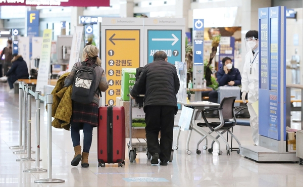 지난 6일 오전 인천국제공항 1터미널 입국장에서 해외입국자들이 교통편 대기를 위해 이동하고 있다./연합뉴스