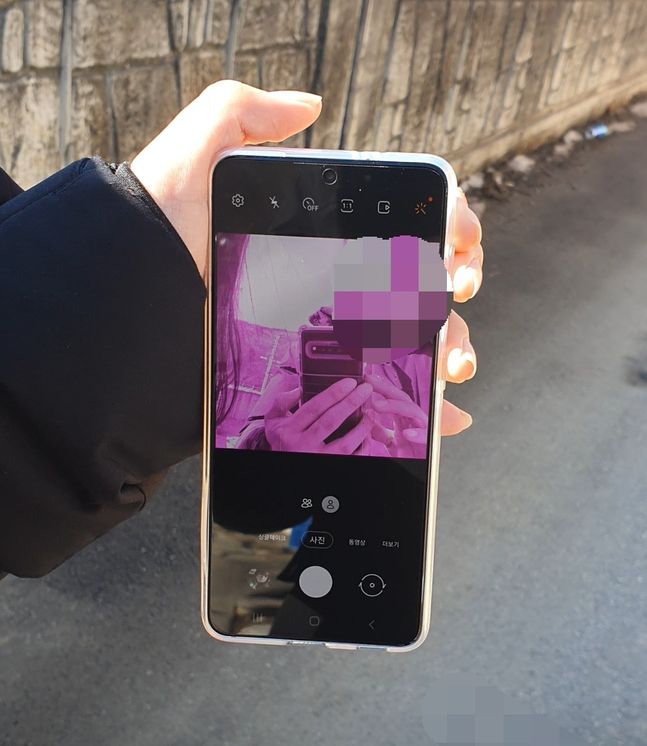 삼성전자 스마트폰 ‘갤럭시S21’ 셀프 카메라 모드에서 화면이 보라색으로 바뀌는 문제가 나타나고 있는 모습. 제보자 A씨 제공
