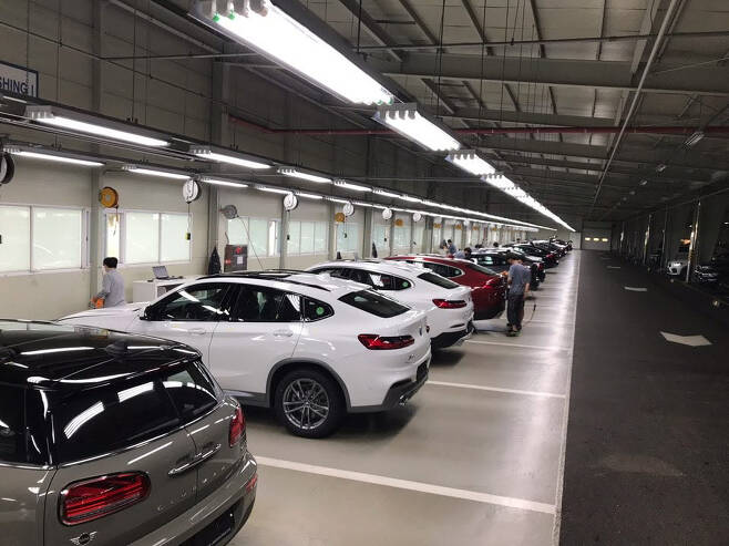 평택 BMW 차량물류센터에서 출고 전 차량 검사(PDI) 작업을 하고 있다.