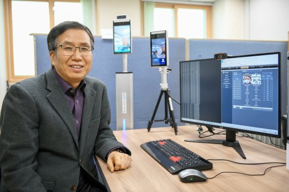 한국전기연구원 스마트그리드연구단 배정효 박사가 'AI 안면인식 및 출입자 관리 시스템' 기술에 대해 설명하고 있다. 전기연구원 제공