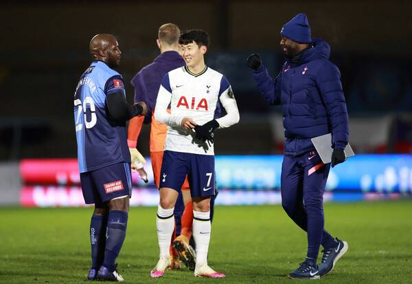 토트넘의 손흥민이 26일(한국시각) 위컴과의 축구협회컵 32강 경기 뒤 위컴의 아데바요 아킨펜와(왼쪽)와 얘기하고 있다. 위컴/로이터 연합뉴스