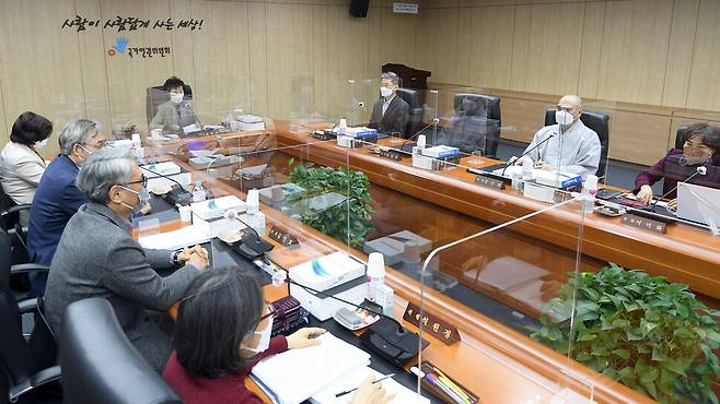 최영애 국가인권위원장과 상임위원들이 25일 서울 중구 국가인권위원회에서 열린 전원위원회를 진행하고 있다. 연합뉴스