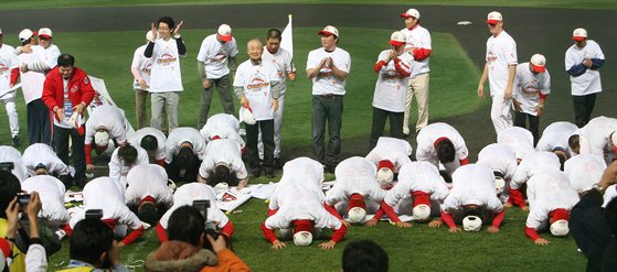 2007년 창단 첫 한국시리즈 우승을 차지한 SK 선수단이 팬들에게 큰절을 하고 있다. 중앙 포토